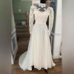 Vintage 1960-1970s Ivory Wedding Dress Lace Train Longsleeve High Neck union USA
